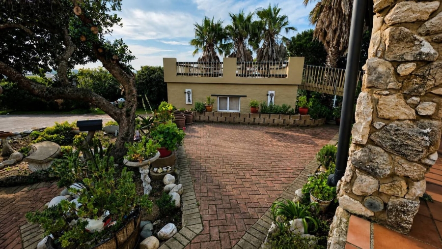6 Bedroom Property for Sale in Stilbaai Wes Western Cape